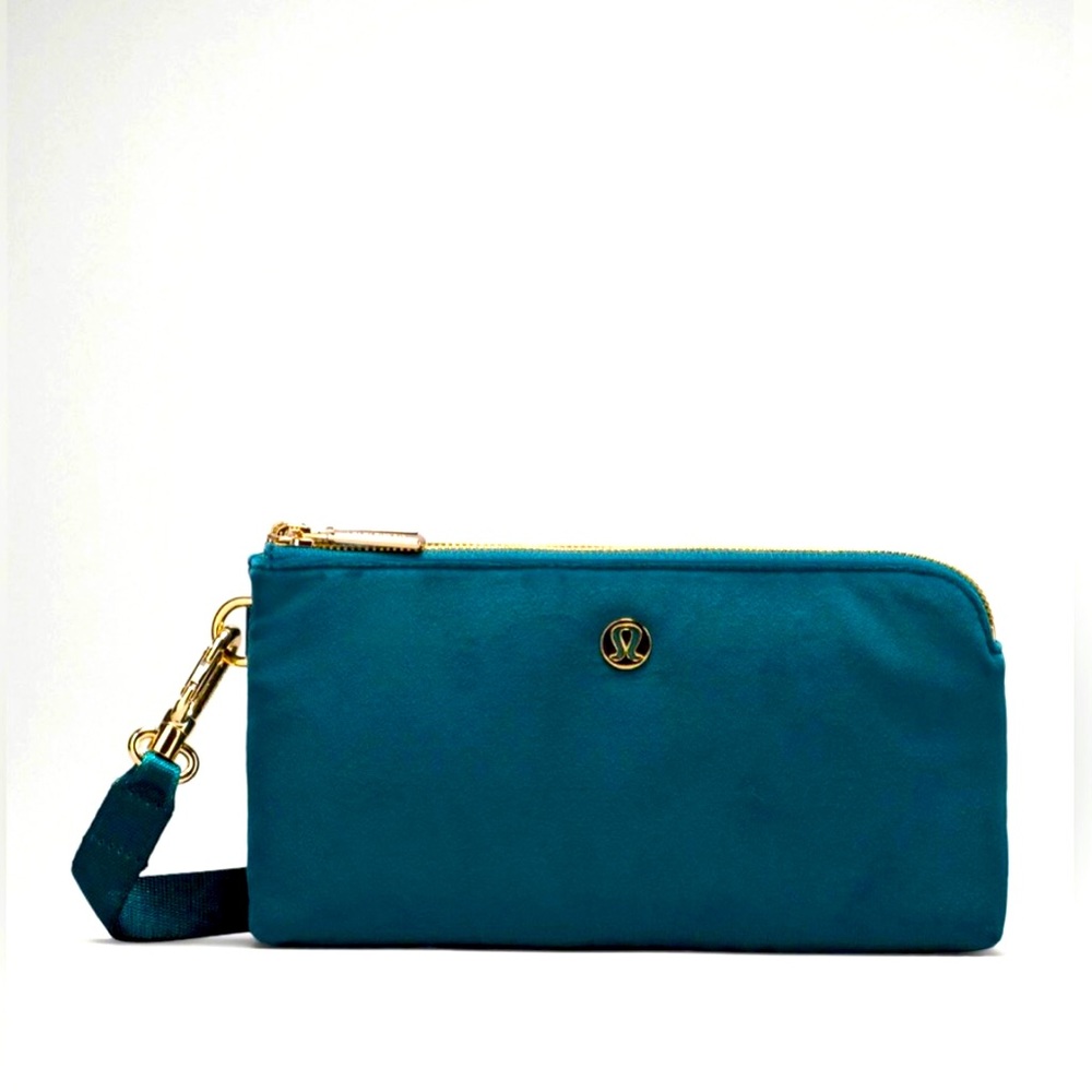🎉🔥HOST PICK🔥❗️RARE❗️🎉LULULEMON CURVED WRISTLET
VELOUR 🌸TEAL COLOUR
